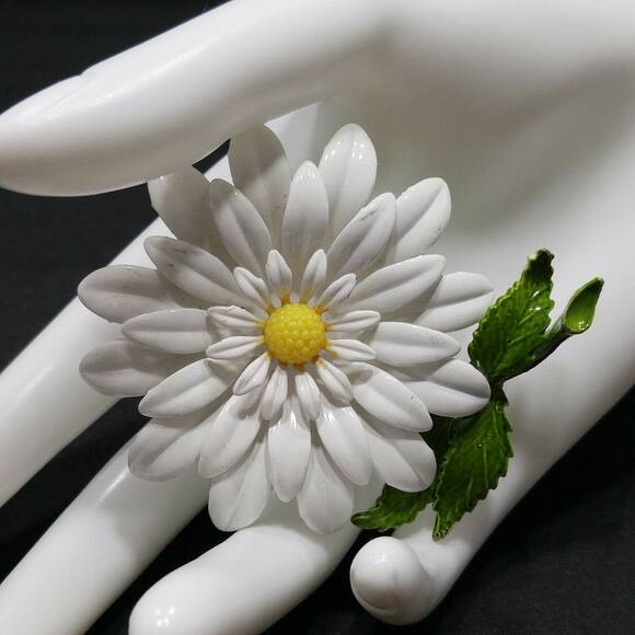 Vintage White Enamel Flower Brooch, 1960s Jewelry - Picture 9 of 10